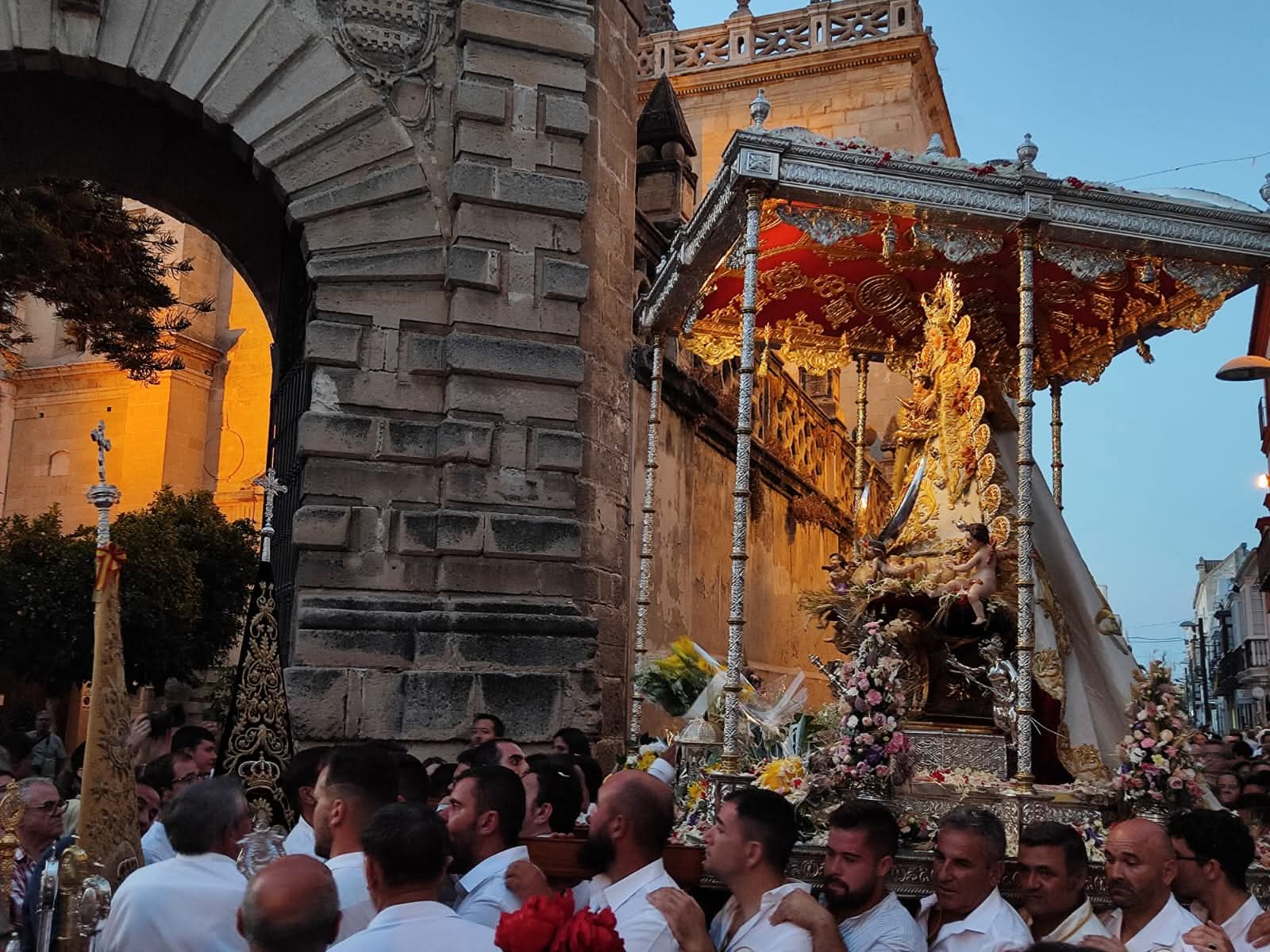 SOLEMNE VENERACIÓN Y SALIDA PROCESIONAL